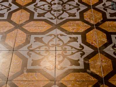 ... si confondono col bellissimo pavimento in maioliche a nido d�ape e forme geometriche